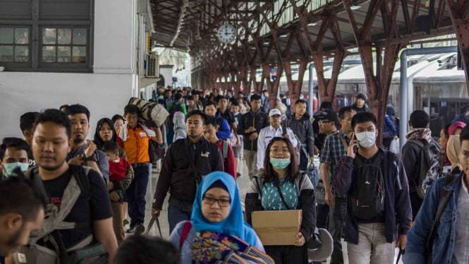 Aktivitas masyarakat Indonesia di Stasiun Pasar Senen, Jakarta, beberapa waktu lalu.