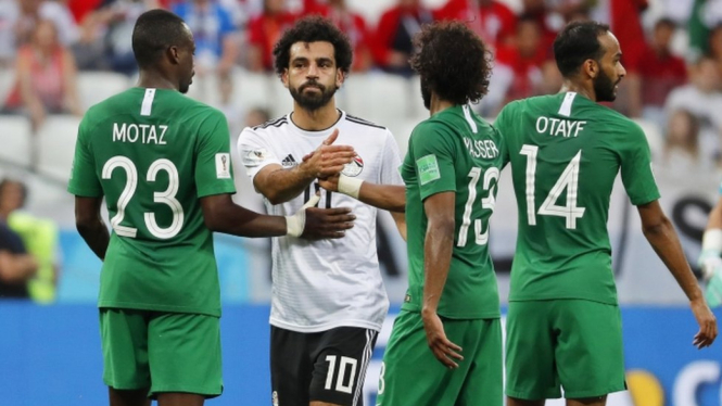 Pemain Mesir, Mohamed Salah, menyalami para pemain Arab Saudi dalam laga Piala Dunia di Volgograd, Rusia (25/6). Pada laga itu, Saudi menang 2-1, namun kedua tim tersingkir dari Piala Dunia. - EPA