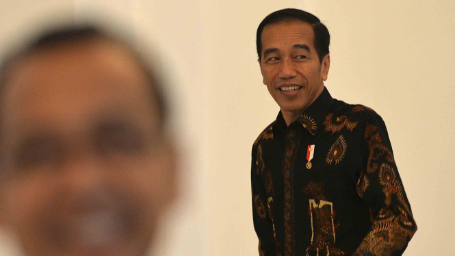 Presiden Joko Widodo (kanan) bergegas seusai memberikan keterangan pers