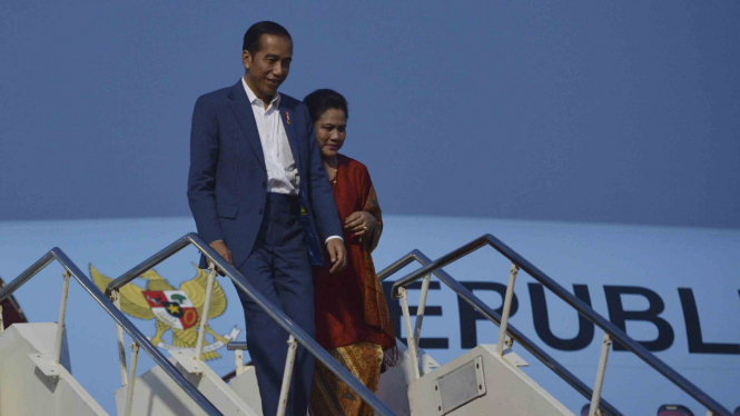 Presiden Joko Widodo (kiri) didampingi Ibu Negara Iriana Joko Widodo turun dari Pesawat Kepresidenan BBJ 2