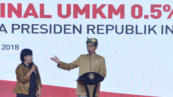 Presiden Joko Widodo (kanan) berdialog dengan pelaku Usaha Mikro, Kecil dan Menengah (UMKM)