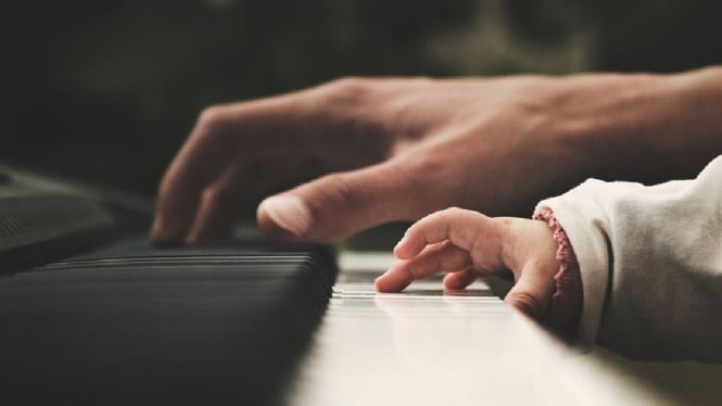 Anak diajarkan main piano