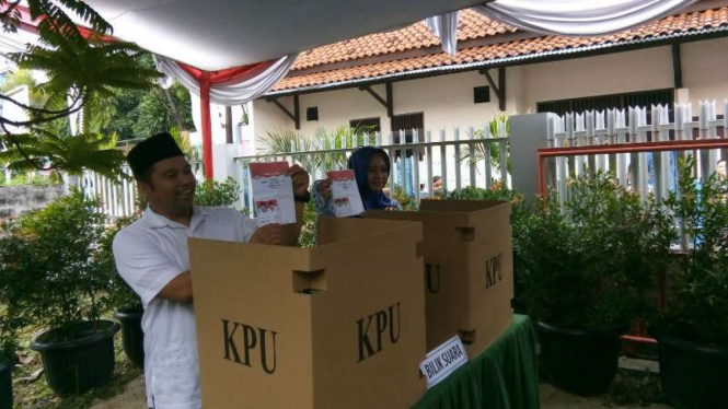 Calon Wali Kota Tangerang Arief R Wismansyah saat mencoblos di TPS 7