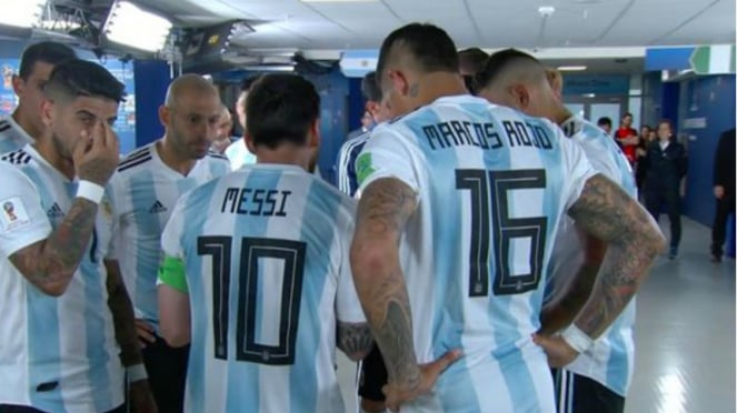 Lionel Messi saat gelar team talk di lorong Stadion St Petersburg
