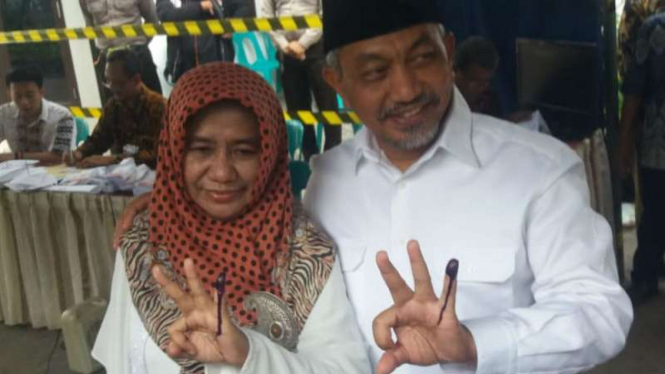 Calon wakil gubernur Jawa Barat, Ahmad Syaikhu, setelah mencoblos di TPS 76, kompleks Antara, Kota Bekasi, pada Rabu pagi, 27 Juni 2018.