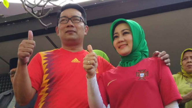 Ridwan Kamil dan istri saat melakukan pencoblosan Pilkada Jawa Barat 2018.