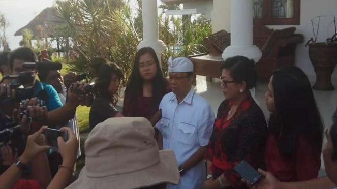 Cagub Bali I Wayan Koster menyoblos bersama keluarga di Buleleng Bali