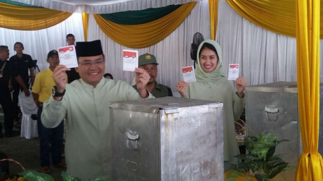 Calon gubernur Sumatera Selatan Dodi Reza Alex memberikan hak suaranya di TPS 03, Jalan Merdeka, Kelurahan Talang Semut, Kecamatan Bukit Kecil, Kota Palembang, pada Rabu, 27 Juni 2018.