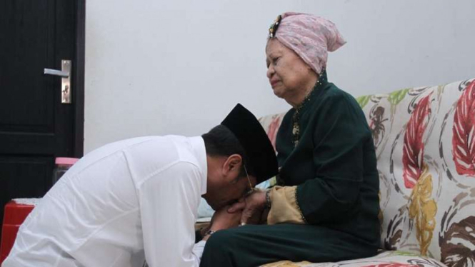 Calon Gubernur Sulawesi Selatan Ichsan Yasin Limpo sungkem dengan ibu.