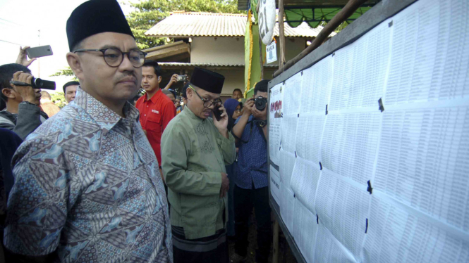 Calon Gubernur Jawa Tengah, Sudirman Said (kiri) melihat papan nama pemilih saat meninjau TPS 21 Desa Slatri, Brebes, Jawa Tengah