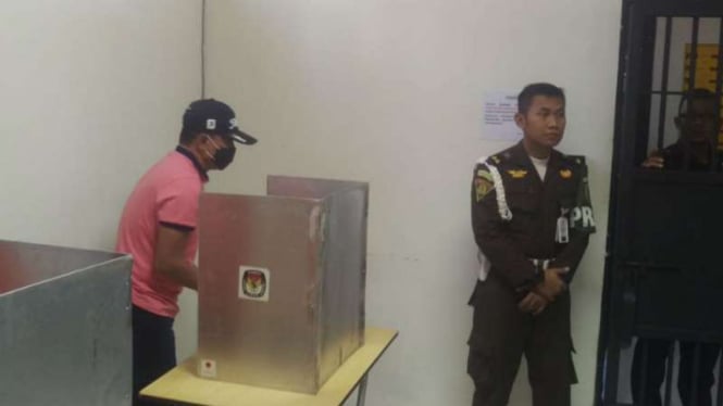 Calon Bupati Jombang Nyono Suharli mencoblos di rutan