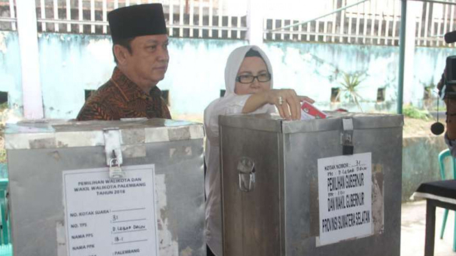 Calon wali kota Palembang, Sarimuda, bersama istrinya mencoblos di TPS 31, Kelurahan Demang Lebar Daun, Kecamatan Ilir Barat 1, pada Rabu pagi, 27 Juni 2018.