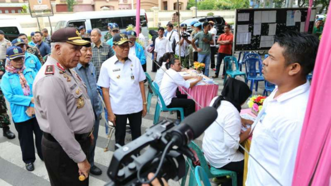 Kepala Kepolisian Daerah Sumatra Utara, Inspektur Jenderal Polisi Paulus Waterpaw, menginspeksi beberapa TPS di Kota Medan pada Rabu, 27 Juni 2018.