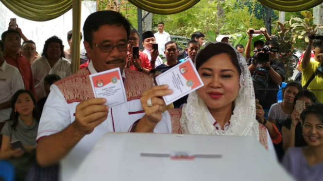 Calon Gubernur Sumatra Utara Djarot Saiful Hidayat dan istri mencoblos.
