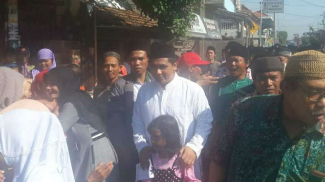 Calon wakil gubernur Jawa Tengah, Taj Yasin Maimoen, saat perjalanan menuju TPS di Rembang pada Rabu, 27 Juni 2018.