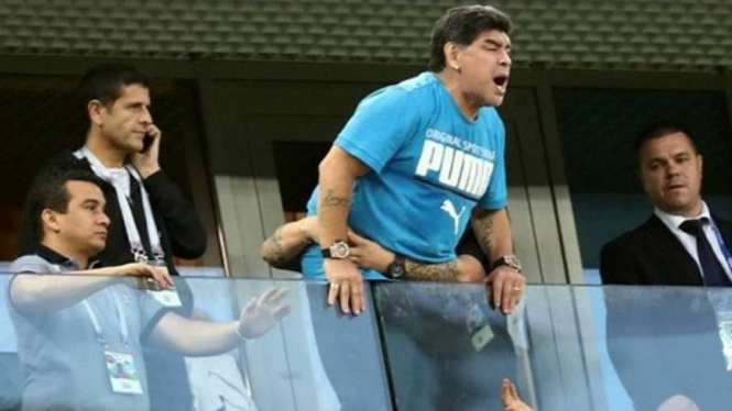 Aksi Diego Maradona dukung Timnas Argentina.