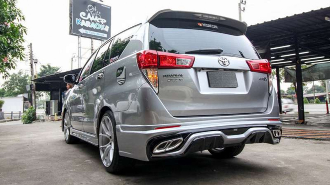 Innova modifikasi Lexus.