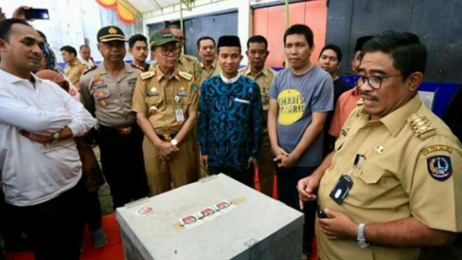 Penjabat Gubernur Sulawesi Selatan, Soni Sumarsono, memantau sejumlah lokasi TPS pemilihan kepala daerah 2018 di Kabupaten Sidrap, Sulawesi Selatan, pada Rabu, 27 Juni 2018.