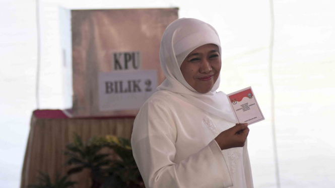 Calon Gubernur Jawa Timur nomor urut satu, Khofifah Indar Parawansa menunjukkan surat suara Pilgub Jatim