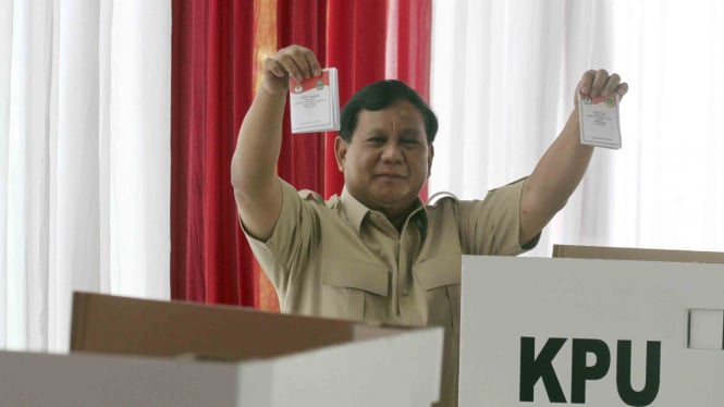 Ketua Umum Partai Gerindra Prabowo Subianto menunjukkan kertas suara saat akan memberikan hak suara dalam Pilkada Serentak 2018