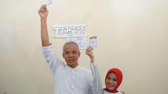 Calon gubernur Jawa Tengah Ganjar Pranowo dan istri saat nyoblos di TPS 2