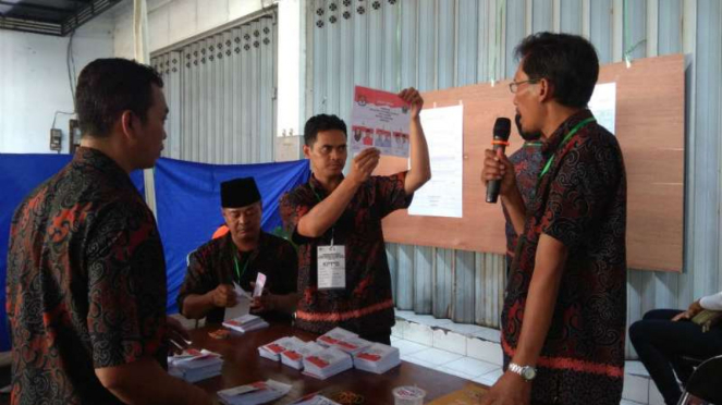Proses penghitungan surat suara di TPS 01 Tlogomas, Lowokwaru, Malang, pada Rabu siang, 27 Juni 2018.