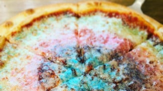 Pizza Bertabur Glitter Warna-warni, Unik Atau Aneh?
