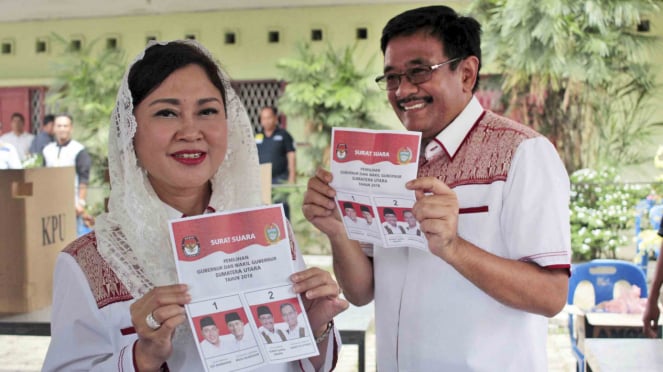 Calon Gubernur Sumut nomor urut dua Djarot Saiful Hidayat bersama istri Happy Farida