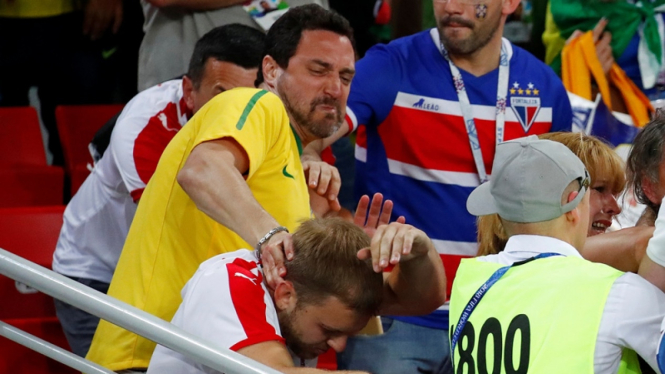 Perkelahian antara suporter Brasil dan Serbia