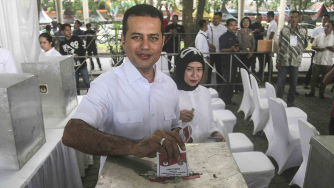 Calon Wakil Gubernur Sumut nomor urut satu Musa Rajeckshah bersama istri Sri Ayu Mihari memasukkan surat suara ke dalam kotak suara saat memberikan hak suara pada Pilkada Sumut 2018