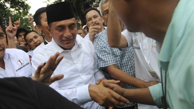 Resmi dilantik jadi Gubernur Sumatera Utara, Edy Rahmayadi (kedua kiri) tak lepas jabatan Ketum PSSI.