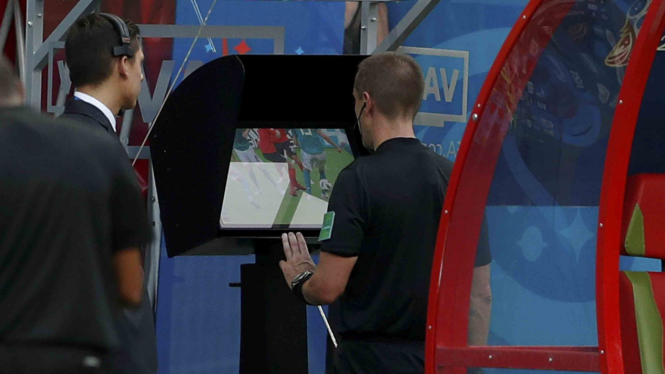 Teknologi Video Assistant Referee (VAR) di Piala Dunia 2018