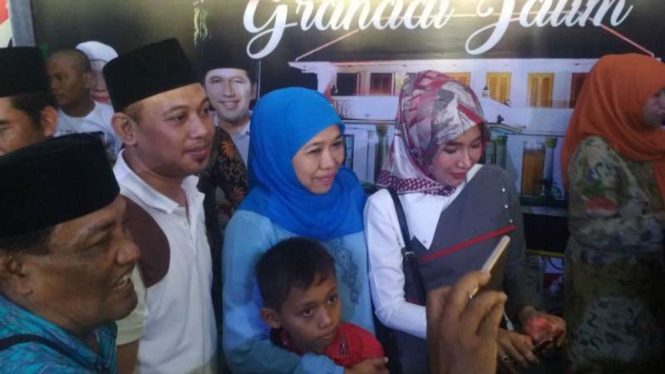Calon gubernur Jatim Khofifah Indar Parawansa foto dengan pendukungnya