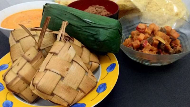 Ketupat lontong dan sambal goreng ati