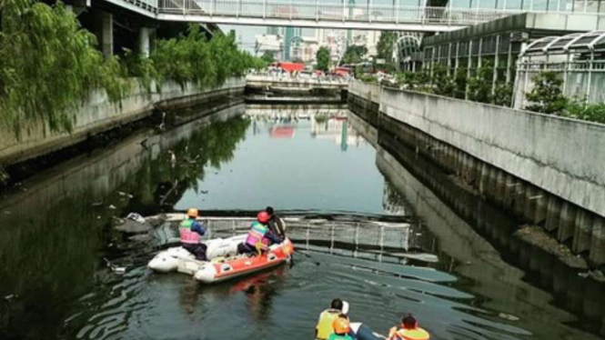 Pencarian buaya di Kali Grogol, Jakarta Barat.