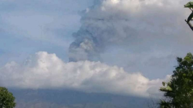 Gunung Agung meletus, Kamis, 28 Juni 2018.