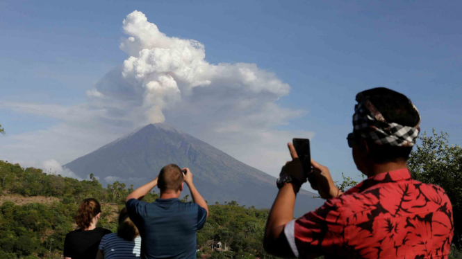 Erupsi Gunung Agung yang terlihat dari Kubu, Karangasem, Bali, 29 Juni 2018