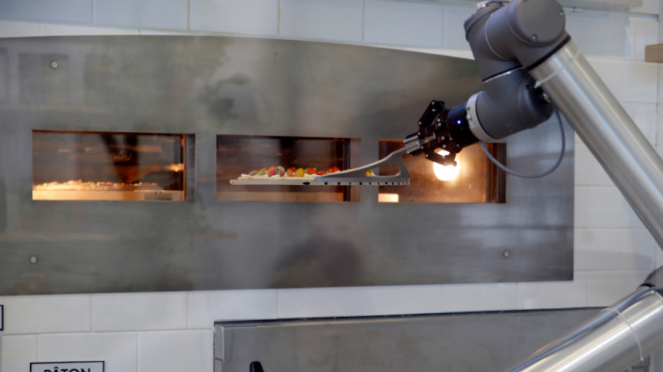 Robot pembuat pizza di Prancis.