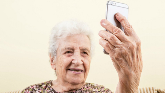Nenek memakai iPhone