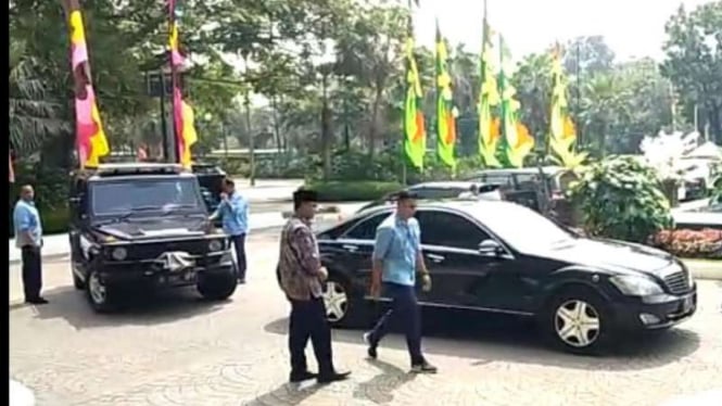 Gubernur DKI Jakarta Anies Baswedan usai turun dari mobil Wapres Jusuf Kalla