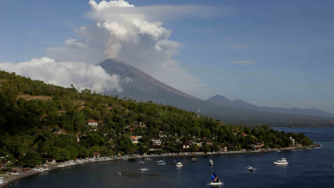 Erupsi Gunung Agung yang terlihat dari Amed, Karangasem, Bali, 29 Juni 2018.