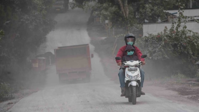 Abu vulkanis akibat erupsi Gunung Agung di Bali