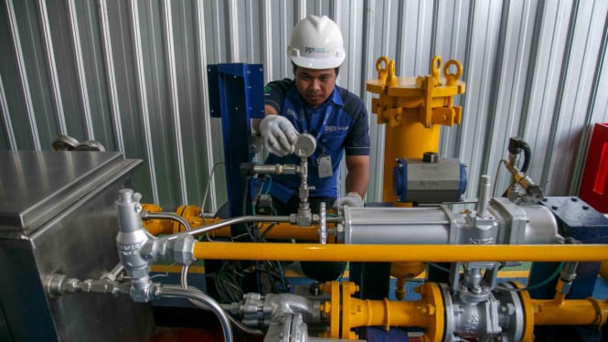 Petugas memeriksa alat penurun tekanan gas PGN di Yogyakarta