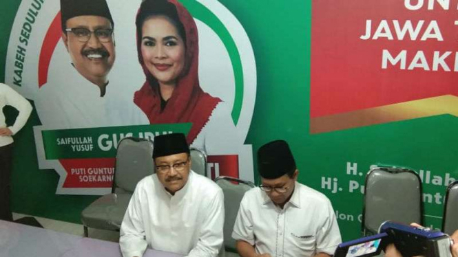 Saifullah Yusuf alias Gus Ipul dan Ketua PKB Jatim, A Halim Iskandar, konferensi pers di posko tim pemenangan di Surabaya, Jawa Timur, pada Jumat, 29 Juni 2018.