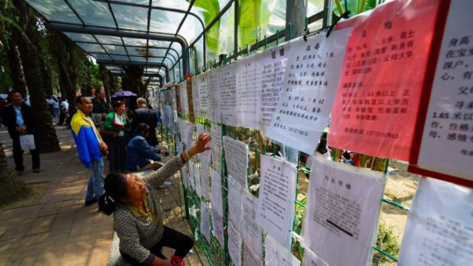 Pasar perjodohan yang diatur secara informal biasanya pada akhir pekan di taman-taman di kota besar.