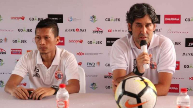 Pelatih Persija, Stefano Cugurra Teco (kanan) bersama Ismed Sofyan