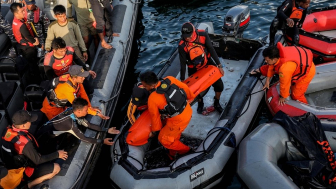 Sebagian dari tim yang mencari korban tenggelamnya KM Sinar Bangun di perairan Danau Toba. - EPA
