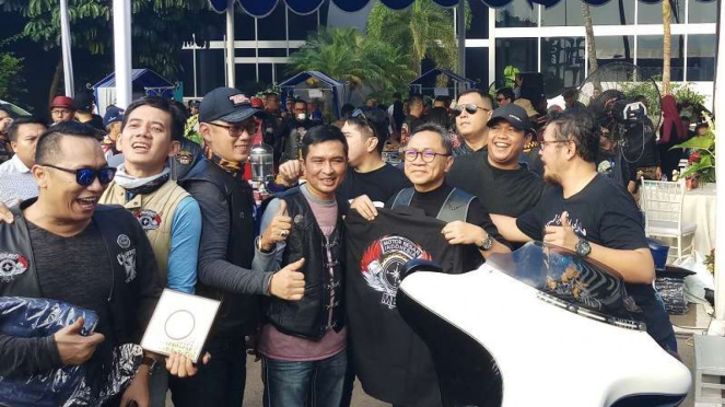 Ketua MPR Zulkifli Hasan bersama komunitas Moge di Gedung DPR/MPR