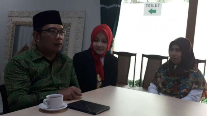 Calon gubernur Jawa Barat, Ridwan Kamil, bersama Robiatul Adawiyah (kanan), bekas guru SDIT Darul Maza di Kota Bekasi pada Minggu, 1 Juli 2018.