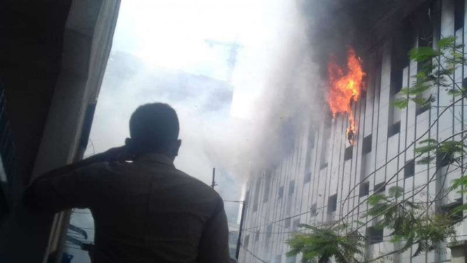 Sebuah bangunan apartemen di Medan kebakaran pada Minggu siang, 1 Juli 2018.